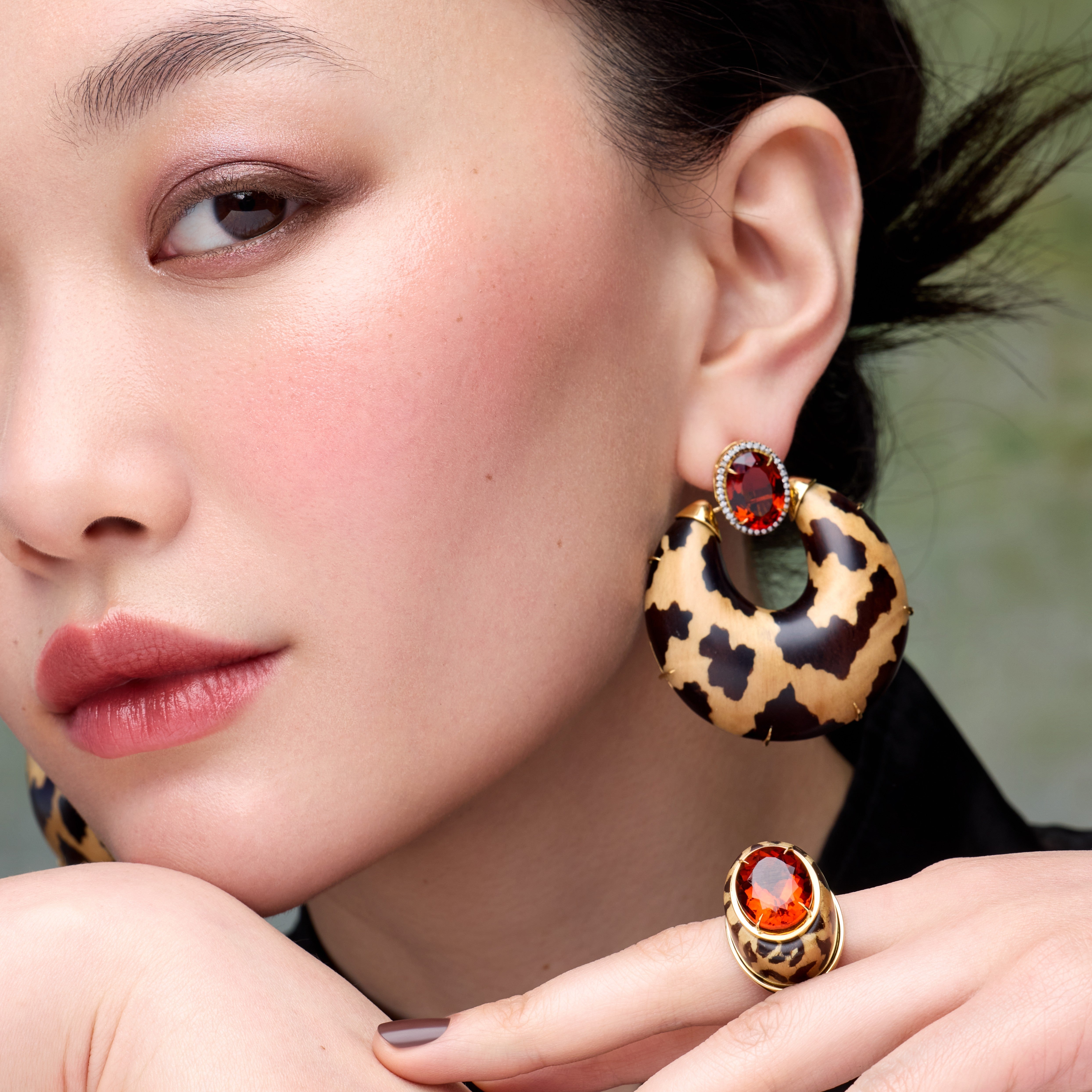 Marquetry earrings with leopard motif and riograndense citrine in yellow gold