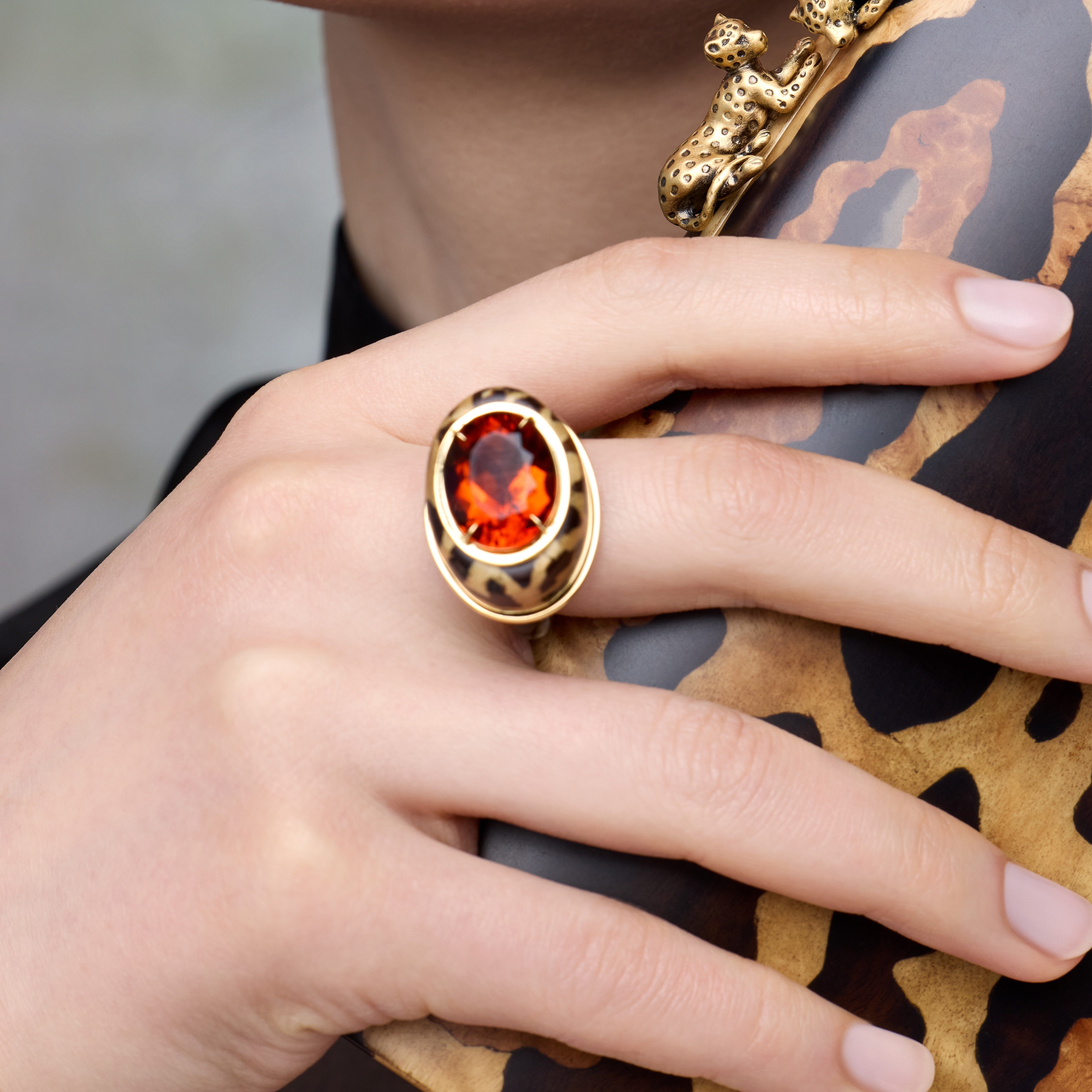 Marquetry ring with cheetah motif and riograndense citrine in yellow gold