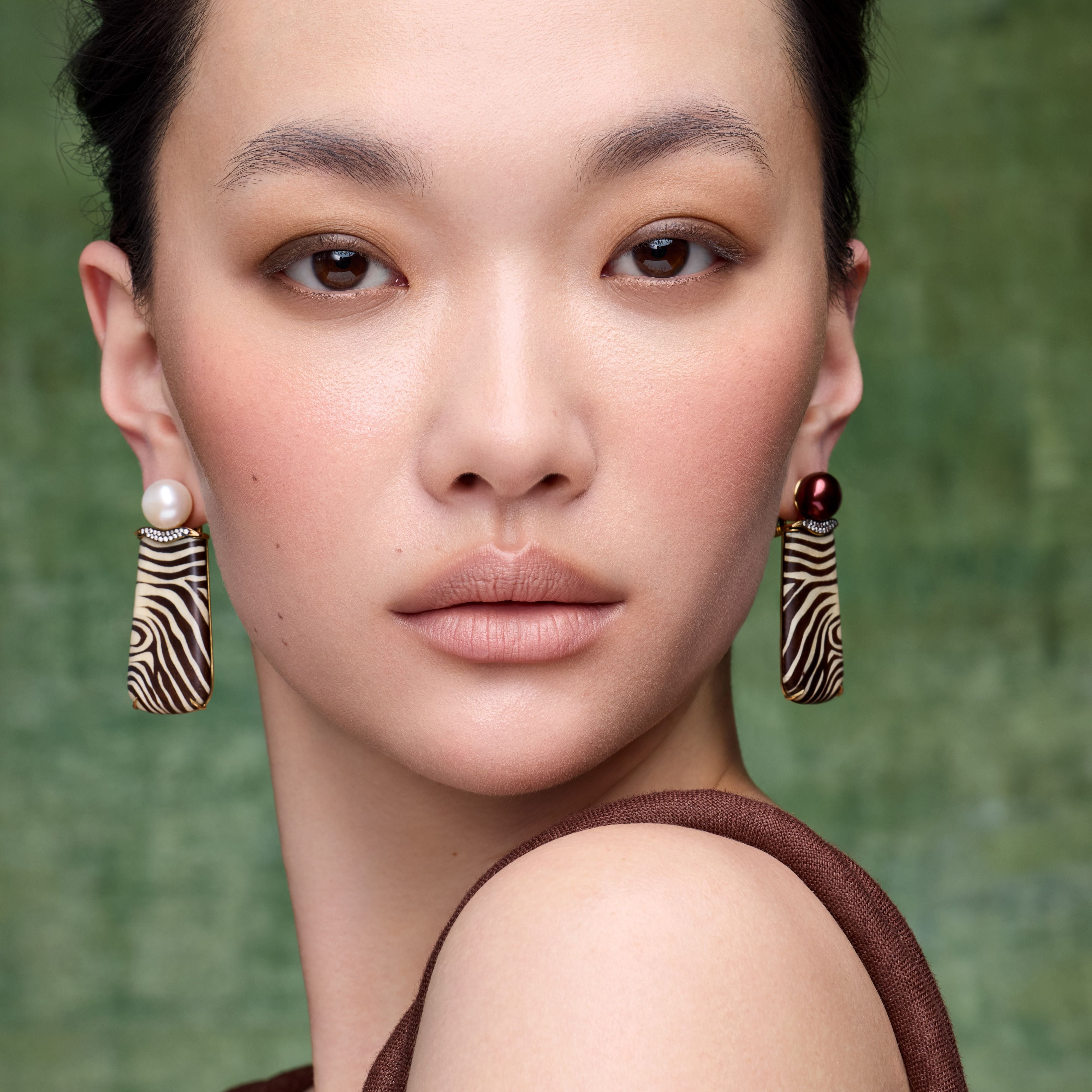 Marquetry earrings with zebra motif and Black and White Pearls in yellow gold