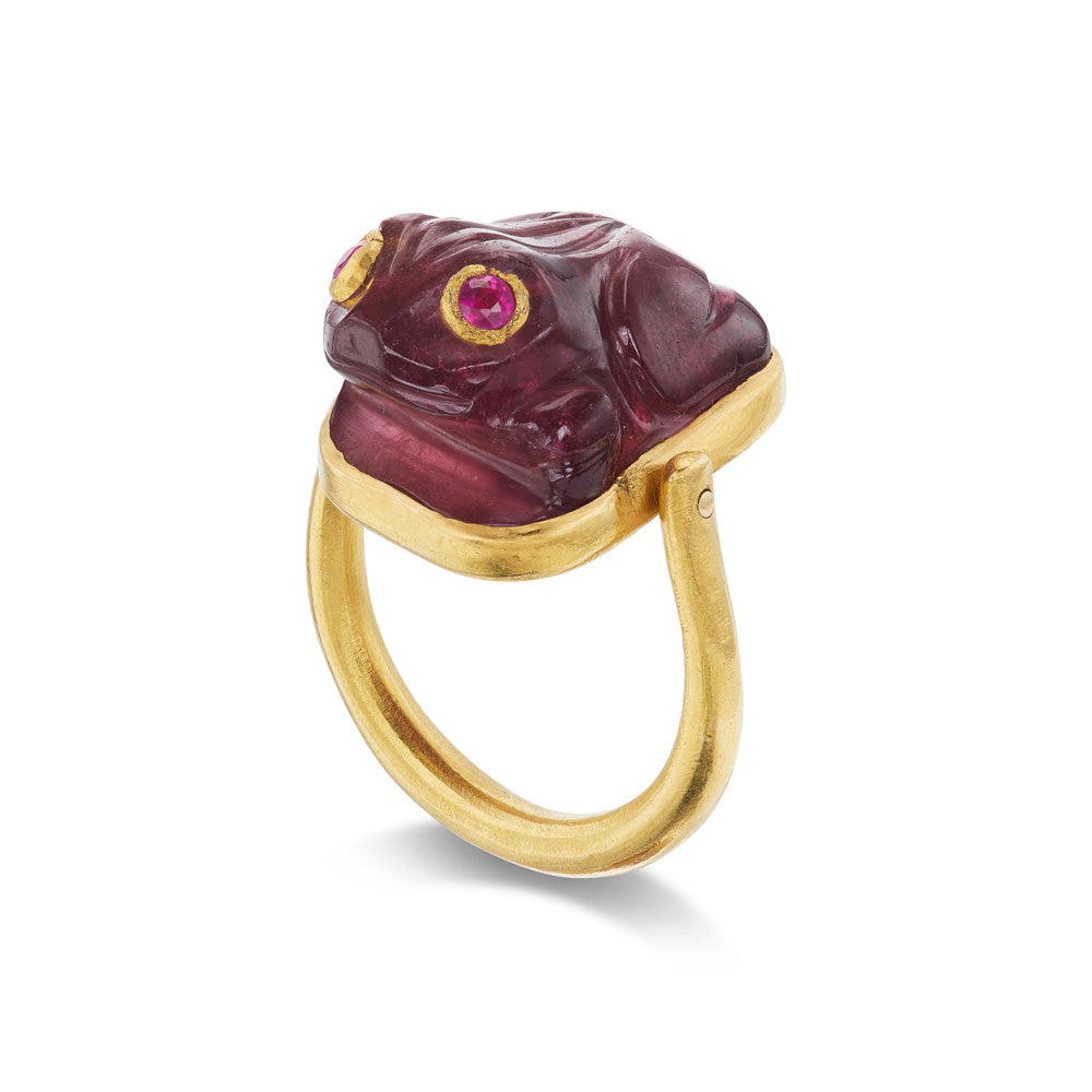This Munnu Frog Ring features a charming stone frog.