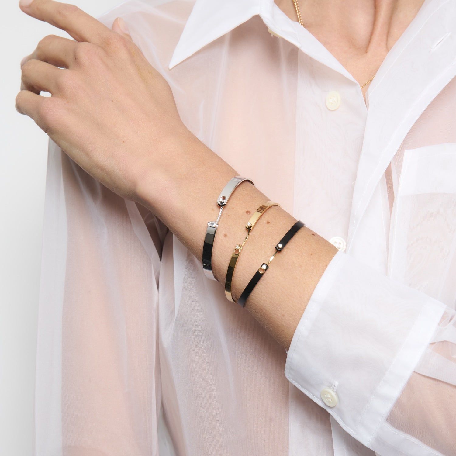 Midnight in Manhattan Mood Bangle in Yellow Gold