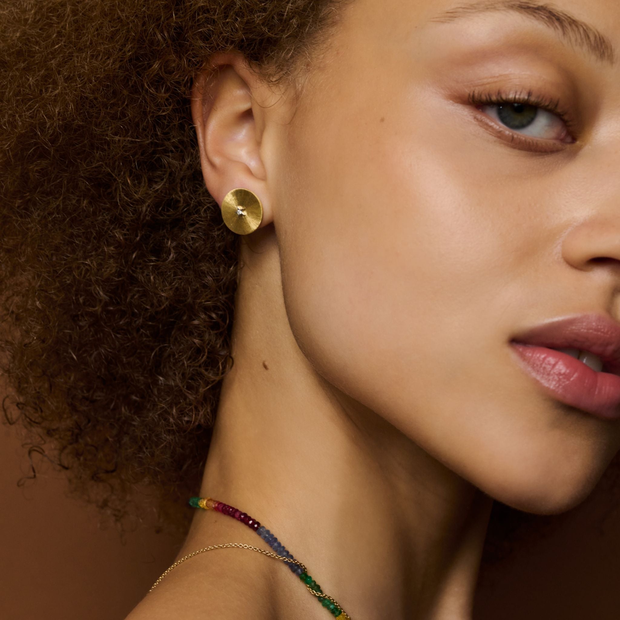 Ora Gold Button Earrings With Star in Yellow Gold
