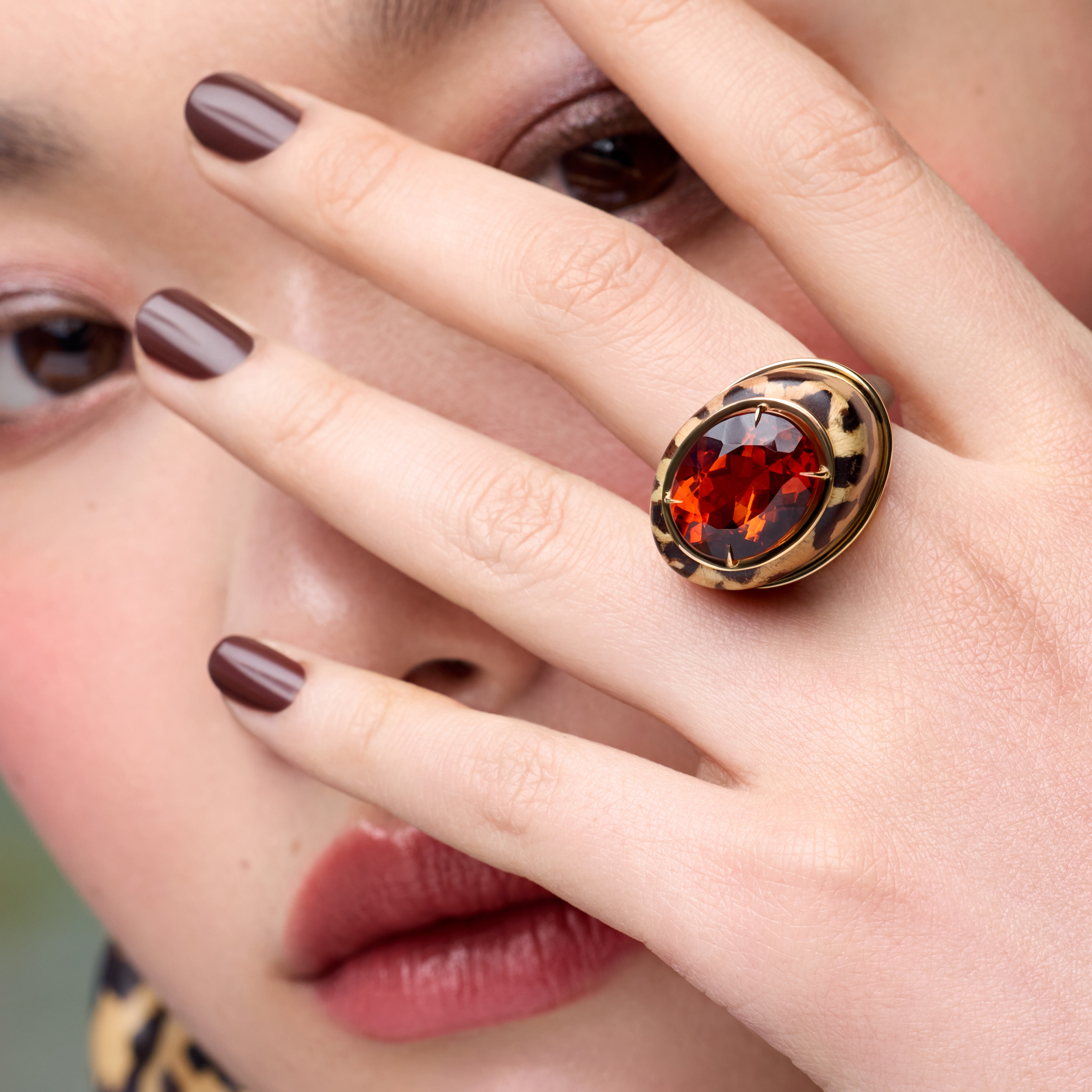 Marquetry ring with cheetah motif and riograndense citrine in yellow gold
