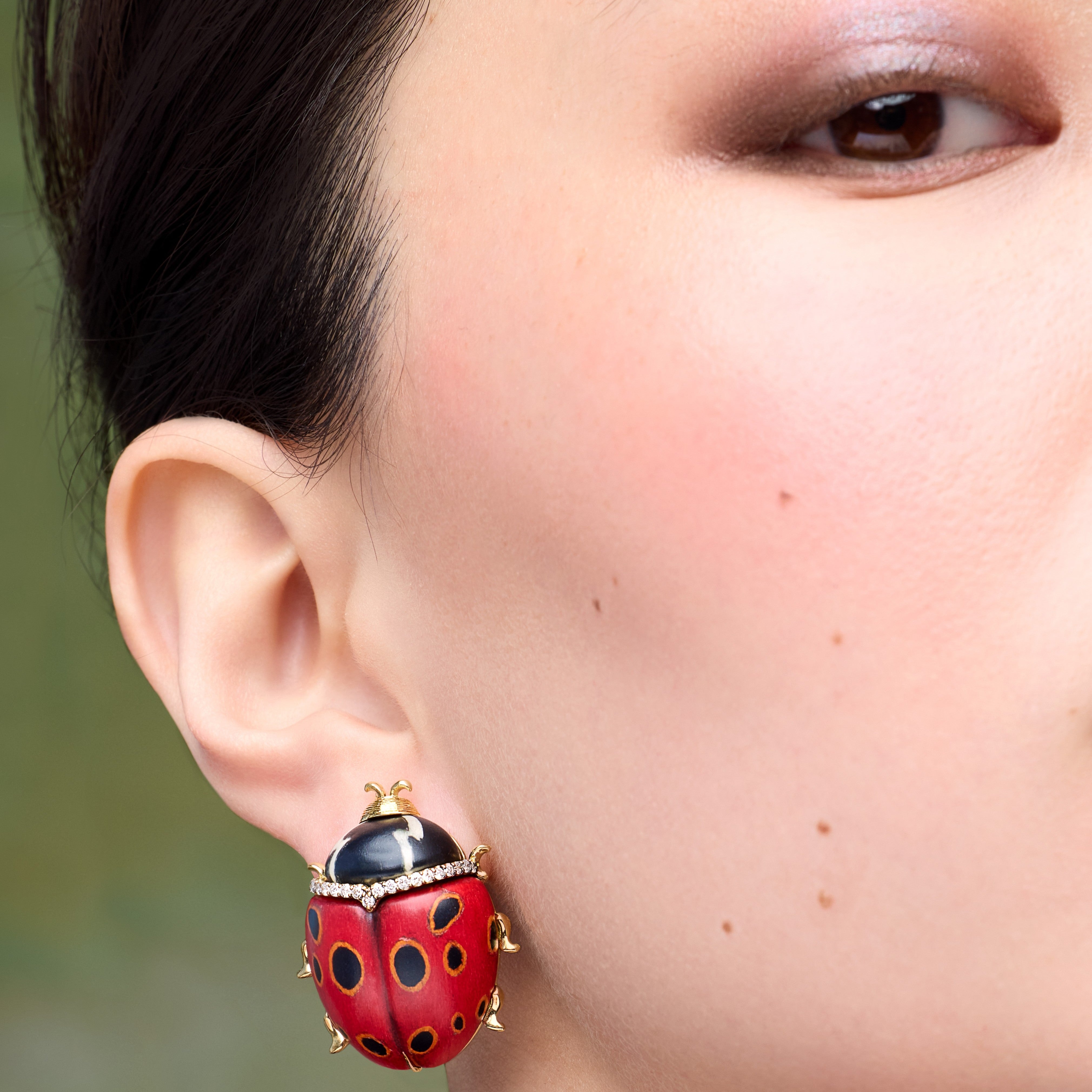 Medium Marquetry beetle earrings in red and black in yellow gold