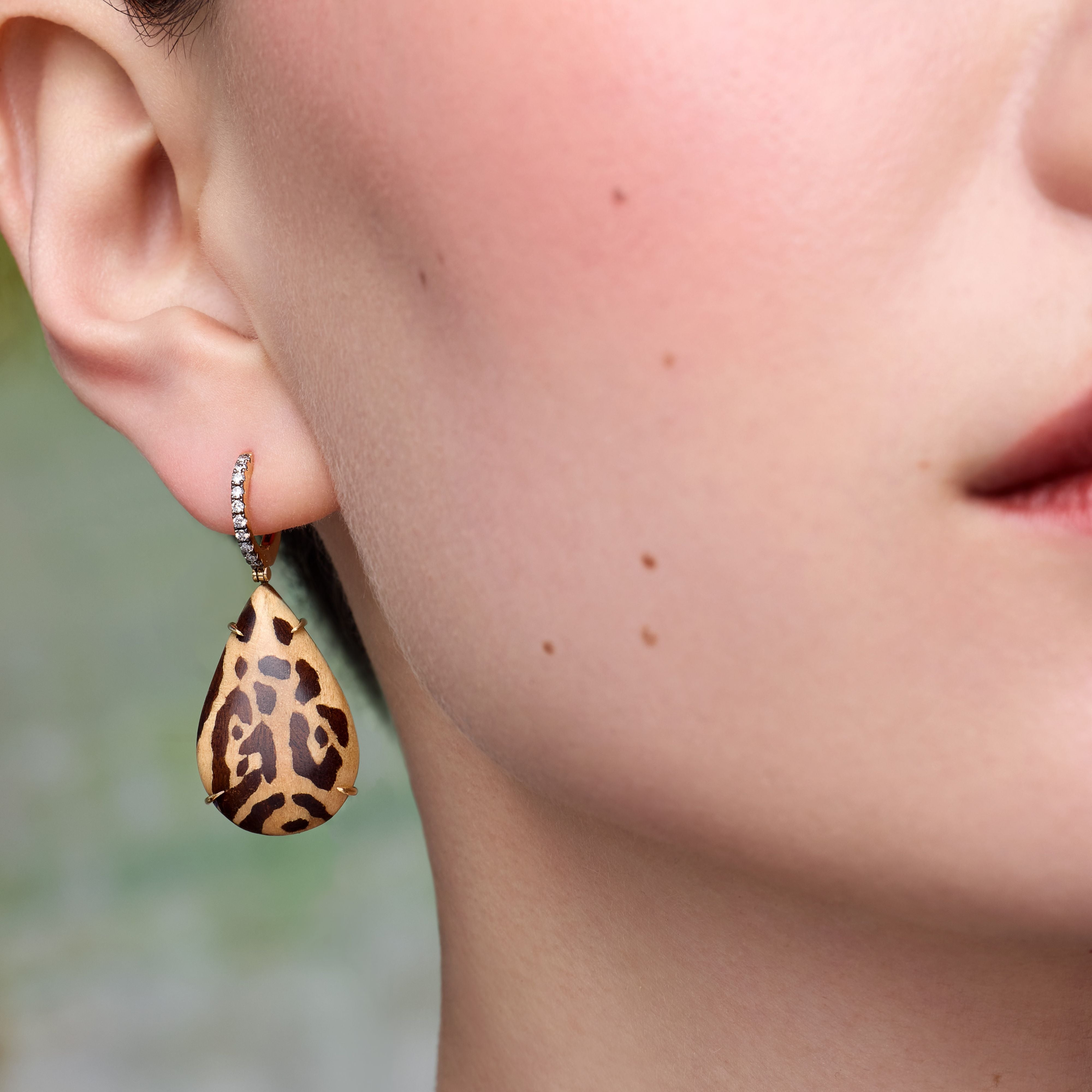 Teardrop Marquetry earrings with leopard motif in yellow gold