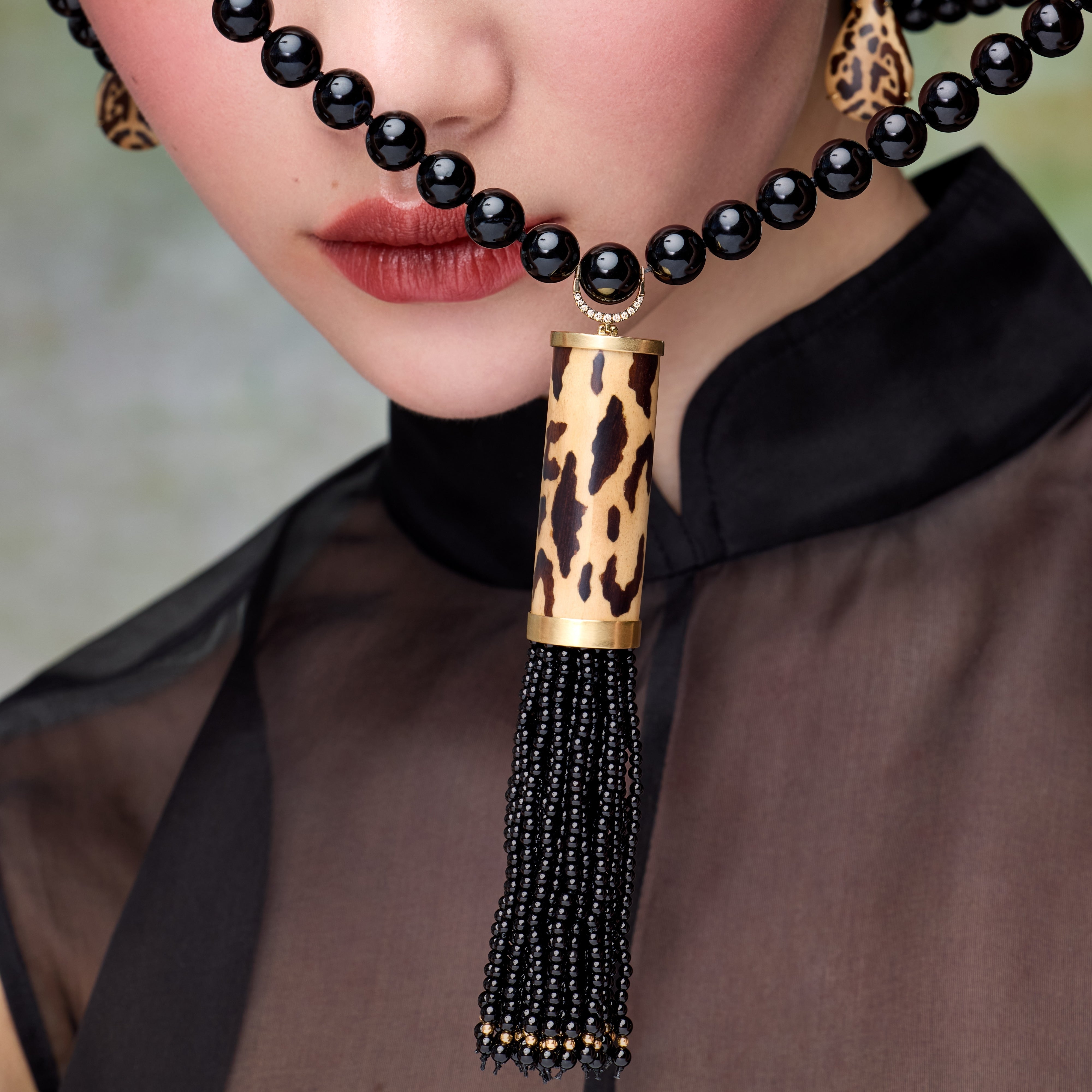 Cylindrical Marquetry necklace with leopard print motif and onyx in yellow gold