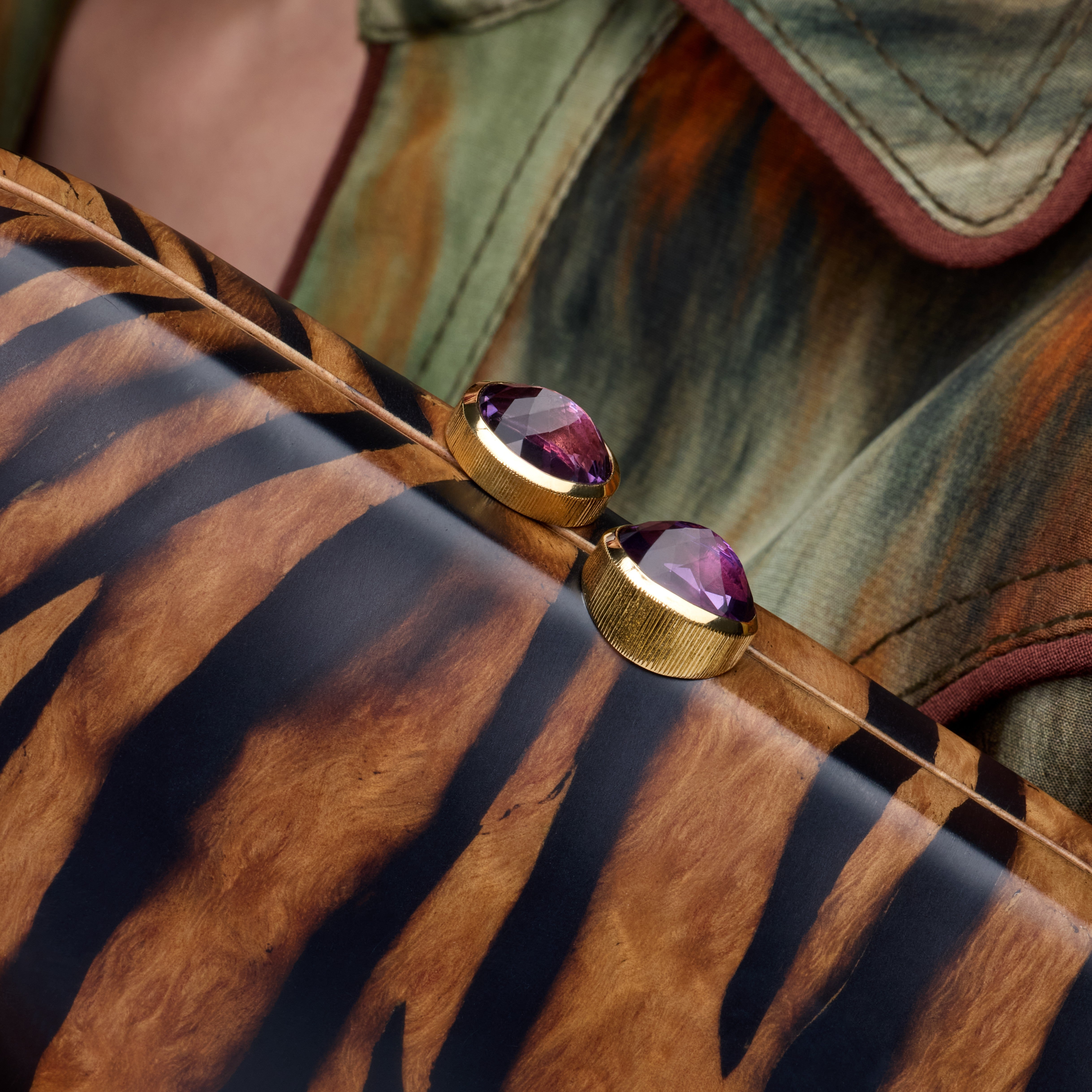 Marquetry clutch with tiger motif and amethyst in yellow gold