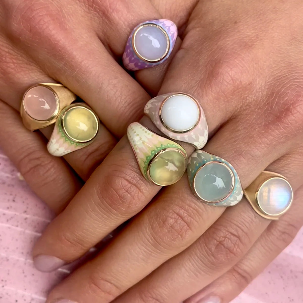 White Onyx Mood Ring with Marbled Enamel in Yellow Gold