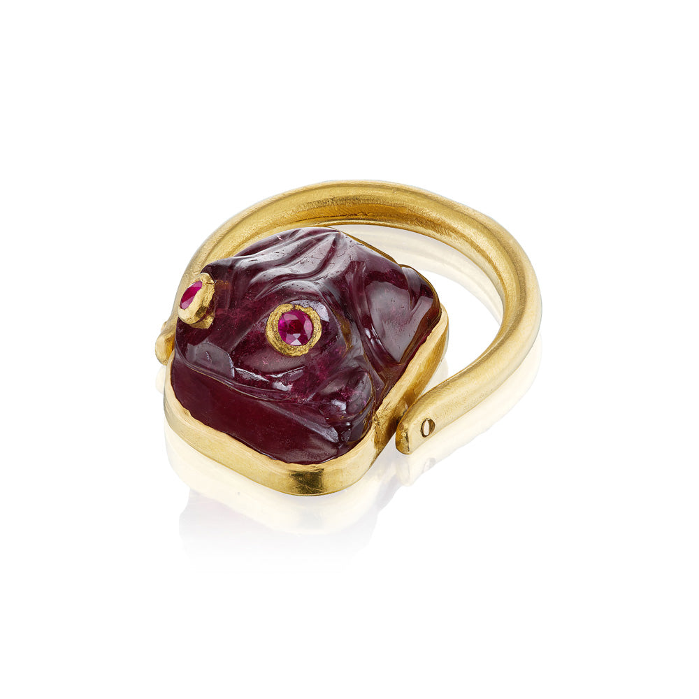 A yellow gold Frog Ring with a ruby stone by Munnu.
