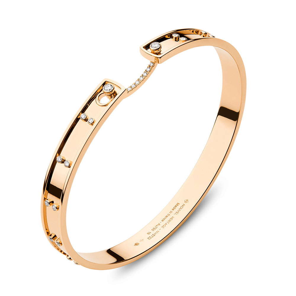 This Nouvel Heritage Picnic in Paris Mood Bangle Bracelet, crafted in 18k rose gold, features sparkling diamonds and a squeeze-to-open latch clasp for easy wearing.