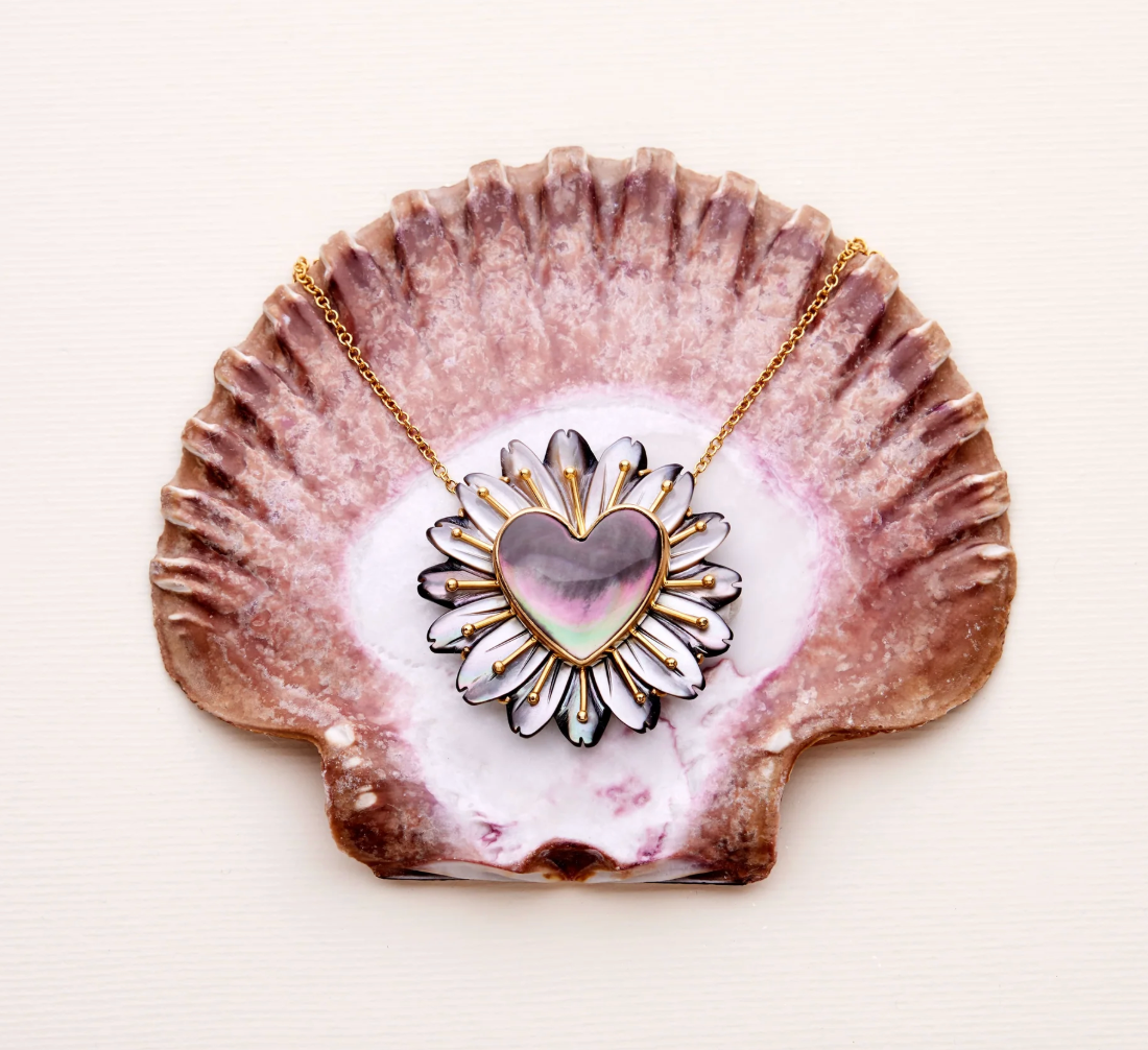 Large Black Mother-of-Pearl Flower and Heart Necklace in Yellow Gold