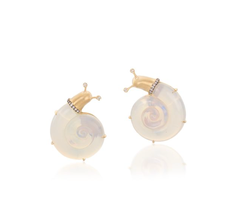 Opaline snail earrings in yellow gold
